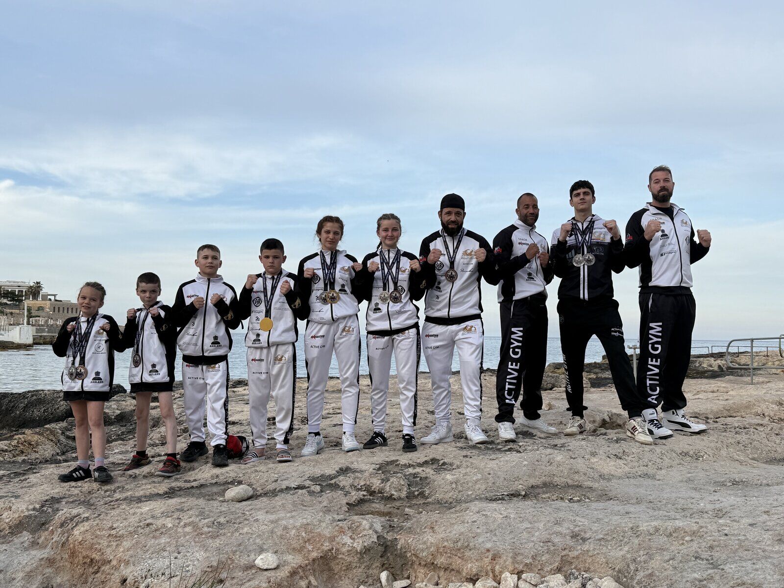 Das Team von Active Sports Aalen mit Medaillen an der Küste von Malta