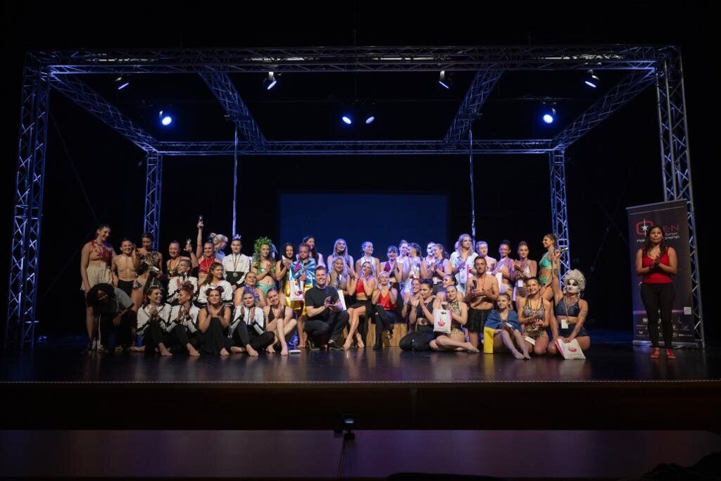 Alle Teilnehmerinnen und Teilnehmer der Pole Championship Europe 2023 auf der Bühne der Stadthalle Aalen