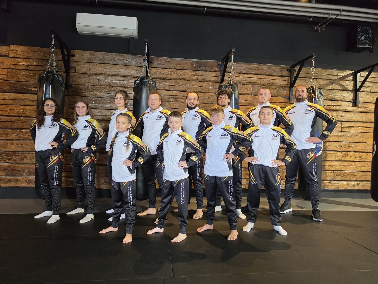 Das WM-Team 2026 mit Händen in den Hüften vor den Boxsäcken im Active Gym Aalen