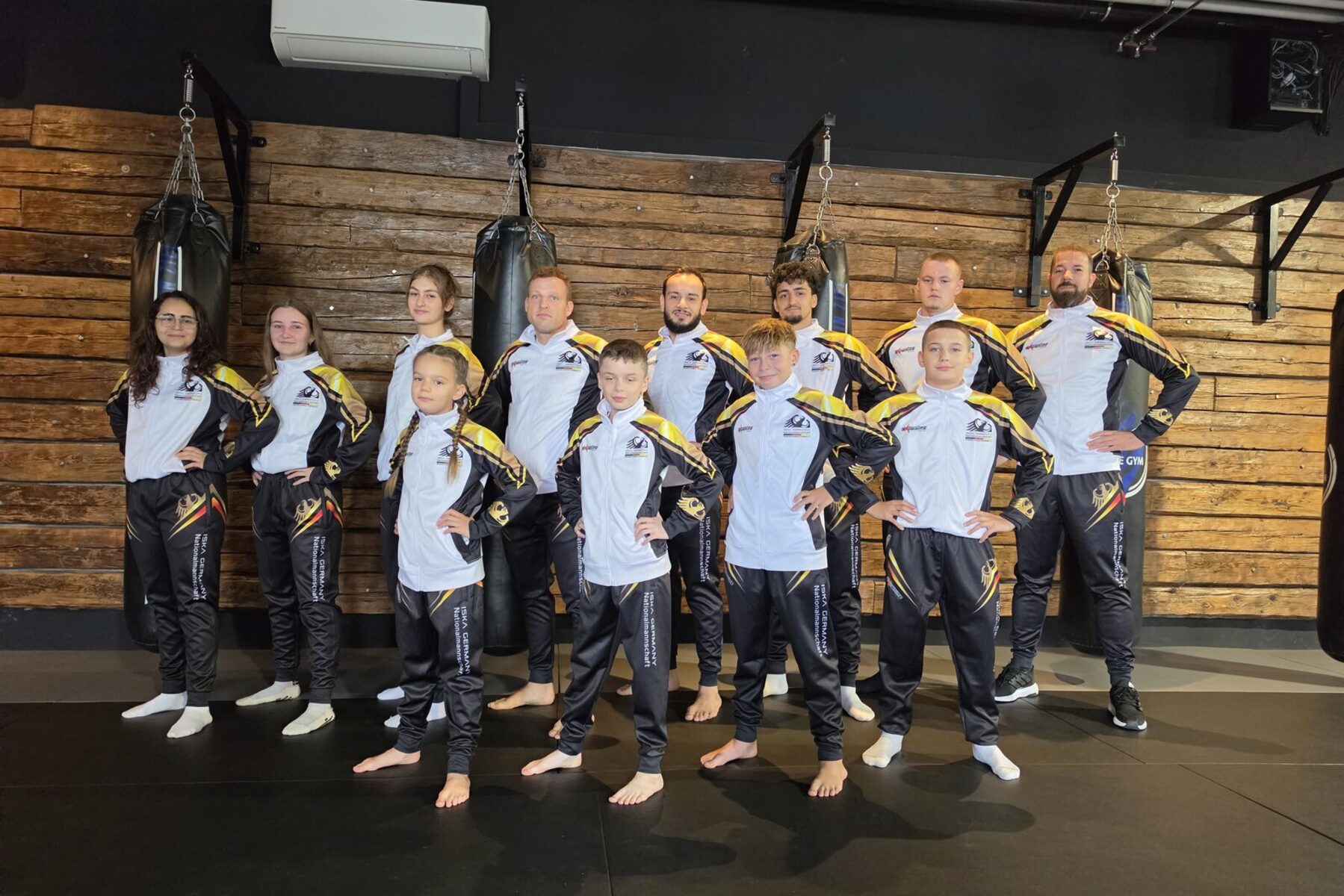 Das WM-Team von Active Sports Aalen in Trainingsanzügen der ISKA-Nationalmannschaft im Active Gym